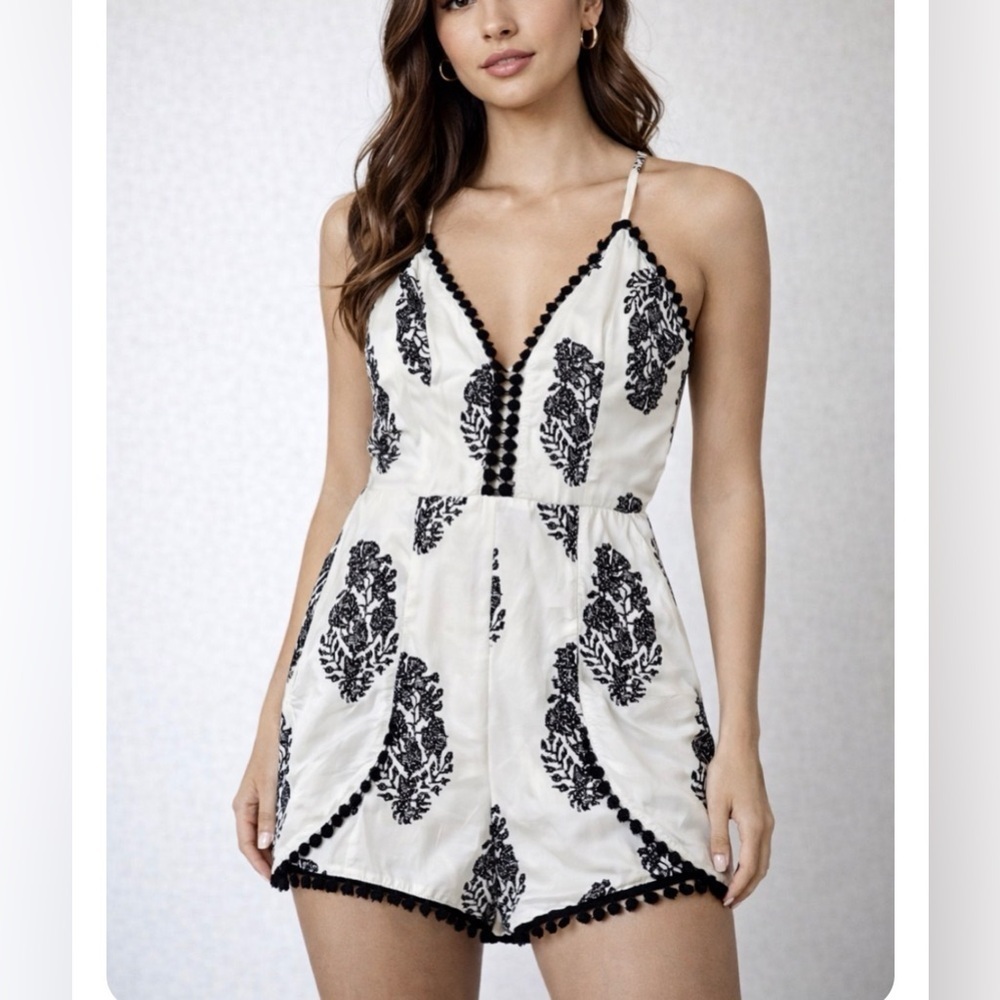 Akira Chicago Black Label White & Black Strappy Lightweight Romper Floral Sz SML